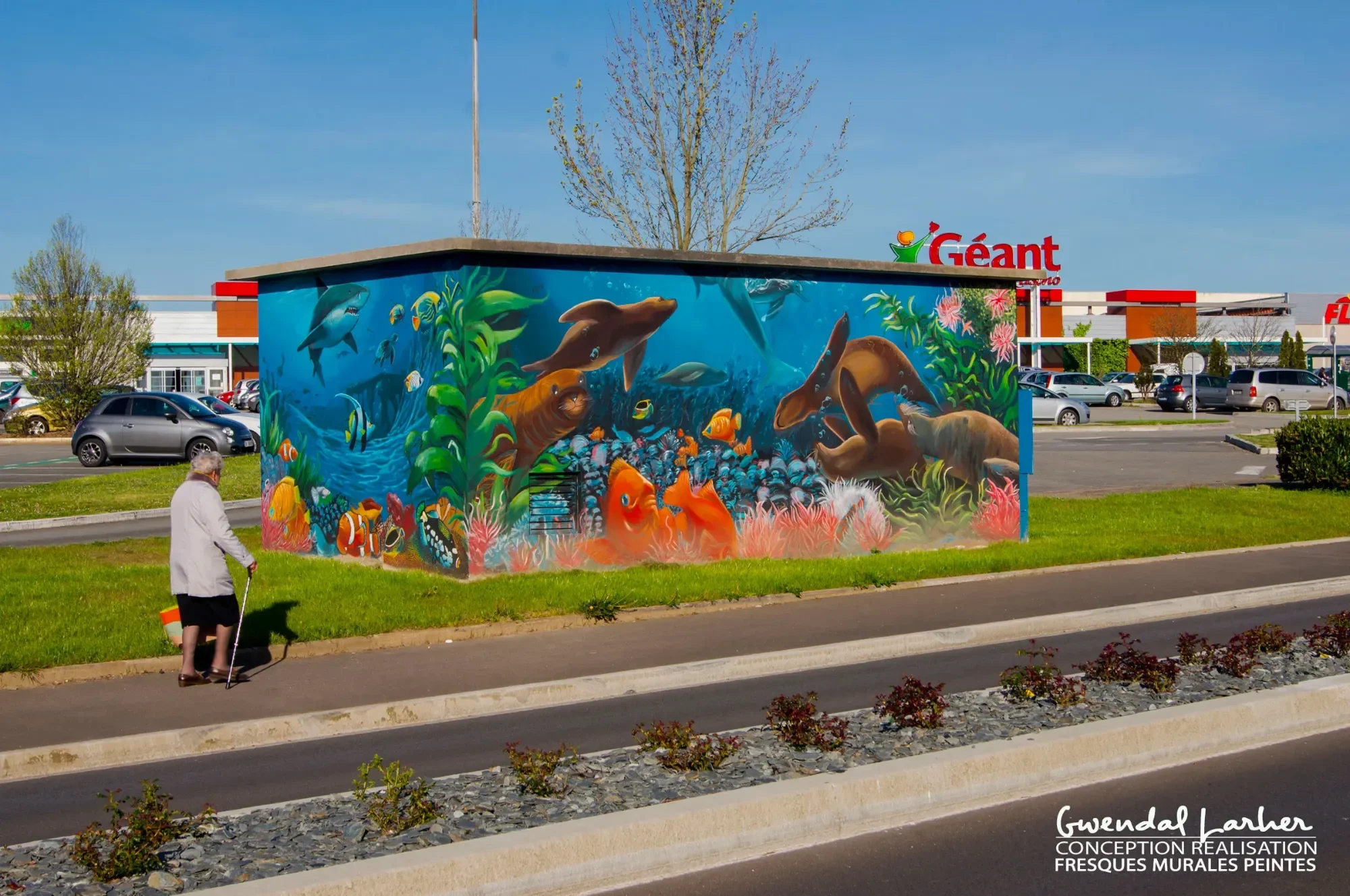 Trompe-l'œil d'aquarium tropical peint sur un transformateur électrique, centre commercial Géant à Saint-Martin-des-Champs, Morlaix
